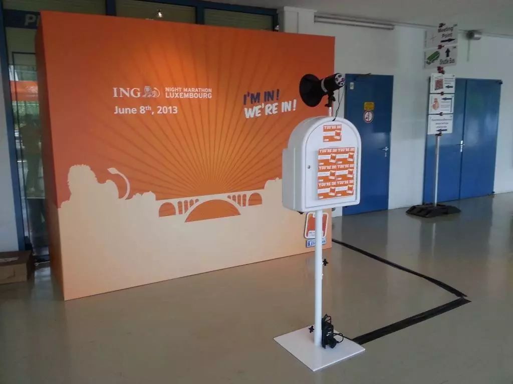 Borne Photobox Party devant le photocall orange de l'ING Night Marathon de Luxembourg