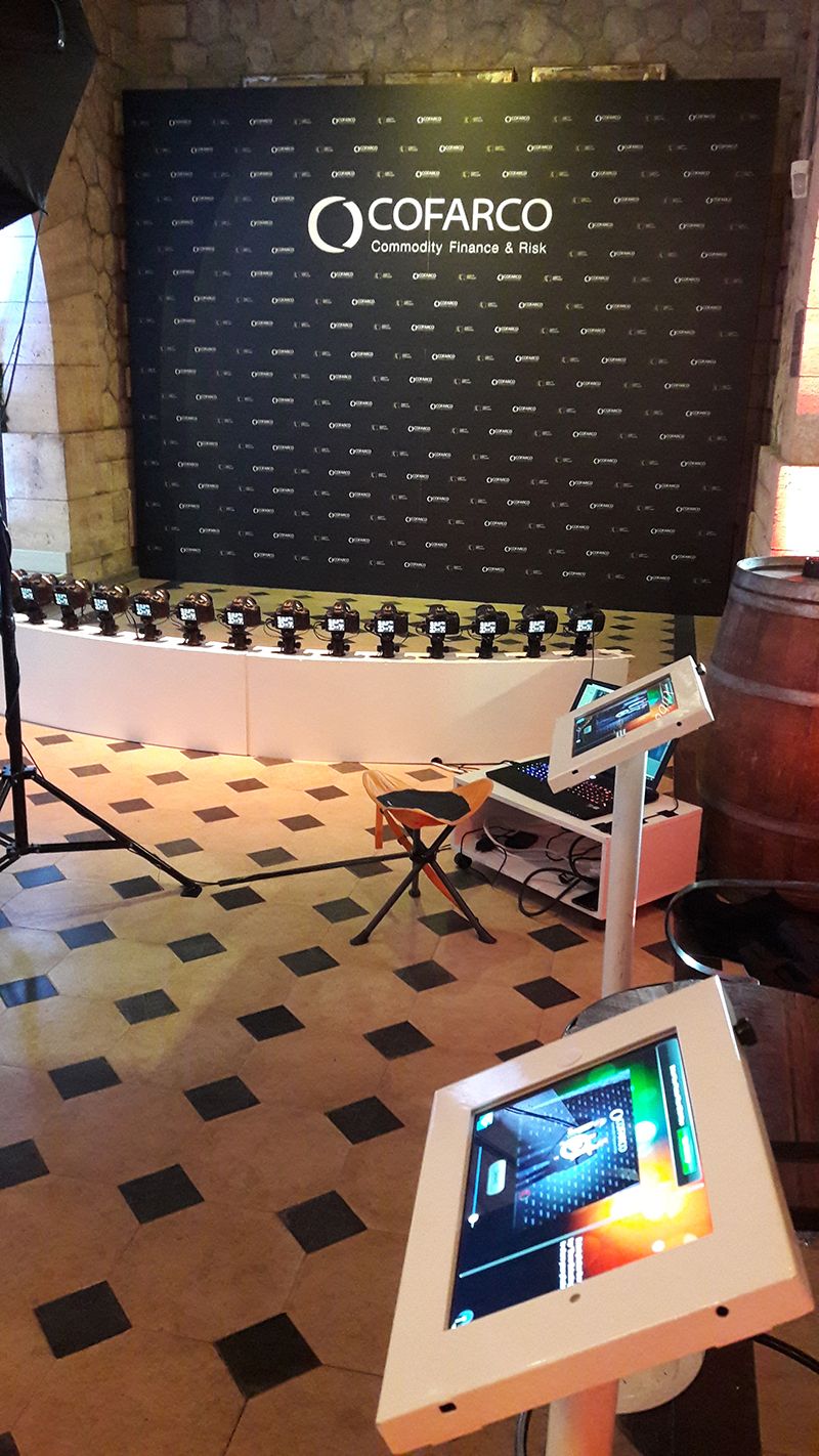 Plateau Bullet Time Cofarco sur sol en damier, borne tablette au premier plan