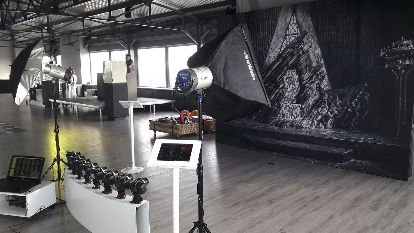 Studio Bullet Time en noir et blanc dans un loft industriel, éclairages et tablette sur pied