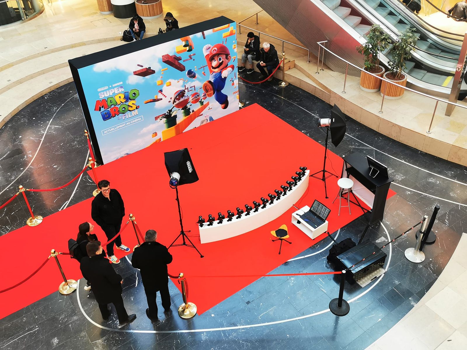 Vue plongeante sur le plateau Super Mario Bros. et son tapis rouge dans un centre commercial