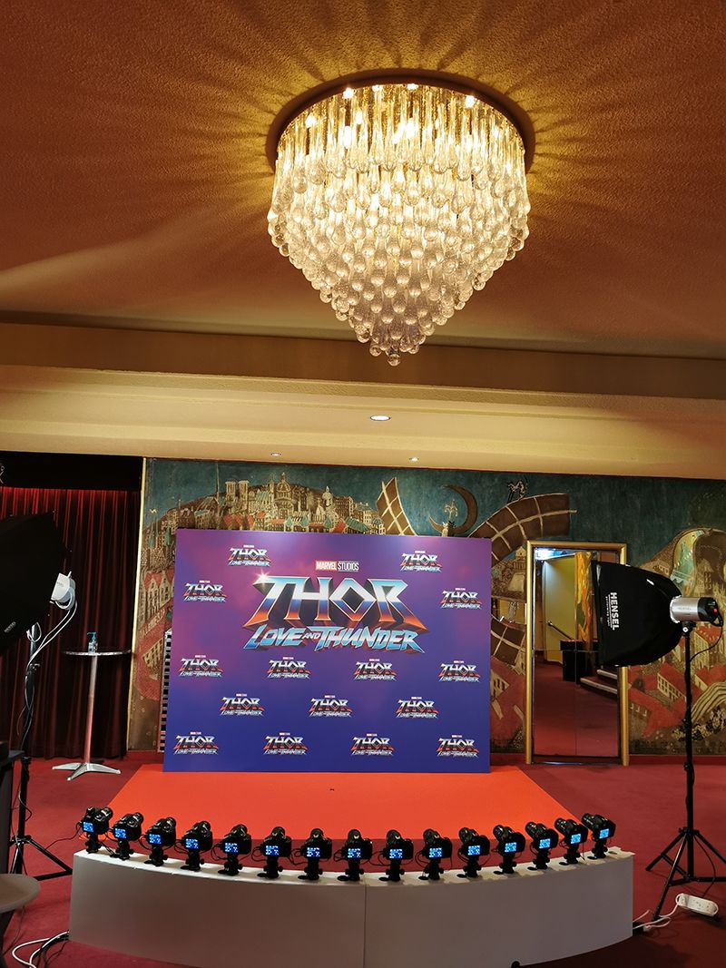 Plateau Bullet Time devant l'affiche de Thor: Love and Thunder, sous un lustre de cristal