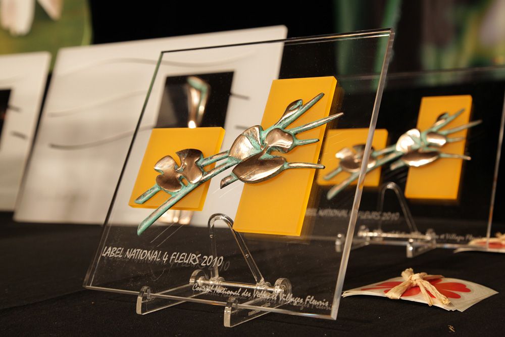 Trophée en verre gravé du Label national Villes et Villages Fleuris