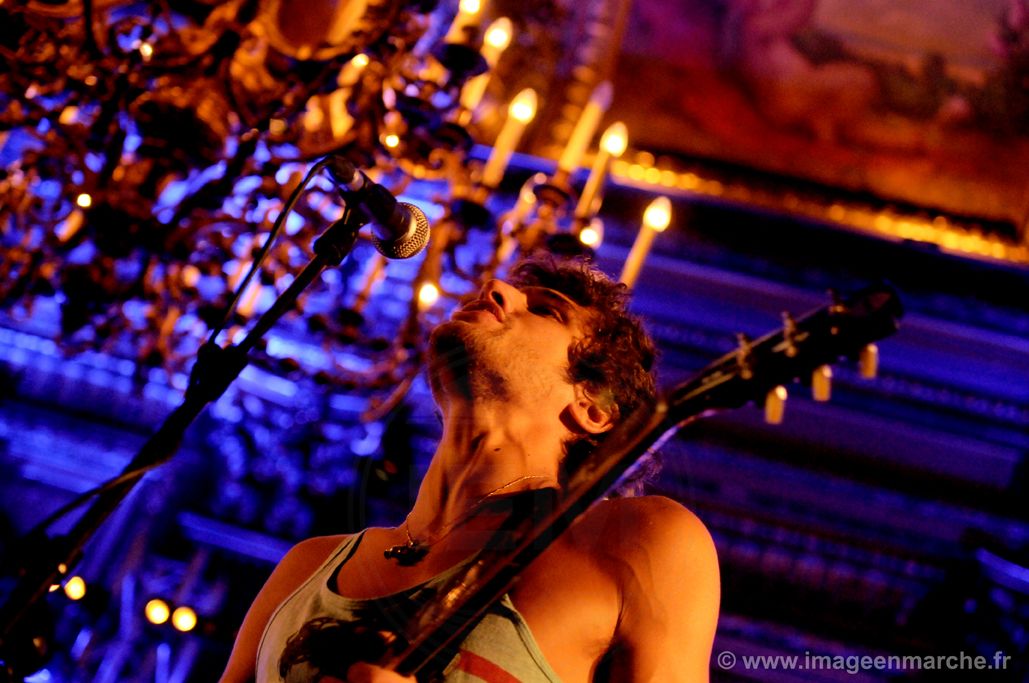 Chanteur de Hangar sous les lustres du Westin, éclairage bleu et violet