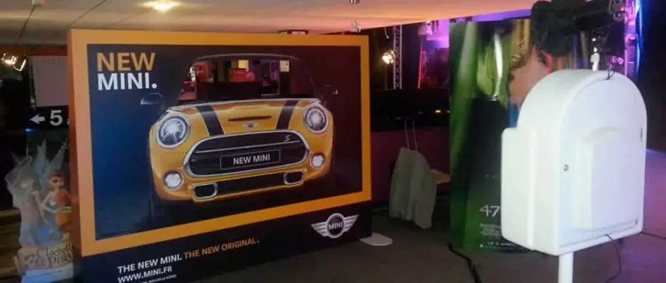 Panneau silhouette de la nouvelle MINI et borne photo blanche dans la salle de lancement