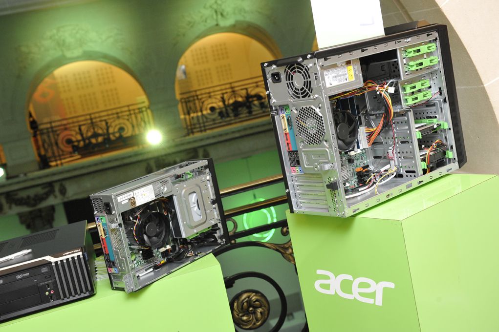 Unités centrales Acer présentées sur un podium vert sous une verrière