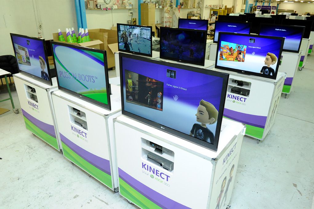 Rangée de bornes de démonstration Kinect avec écrans allumés
