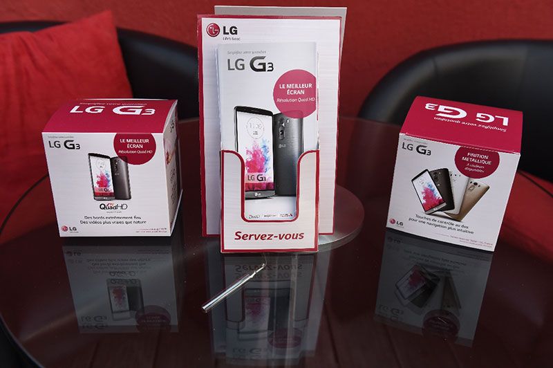 Boîtes du smartphone LG G3 mises en scène sur un présentoir rouge