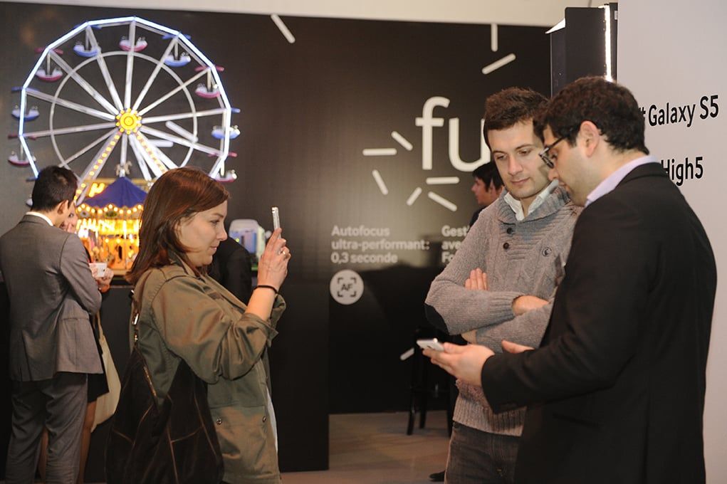 Espace de démonstration Samsung avec maquette de grande roue et invités