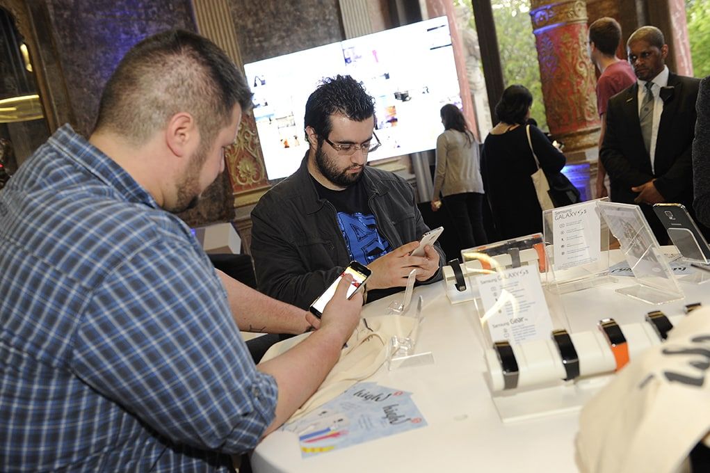 Invités testant les téléphones sur une table de démonstration Samsung