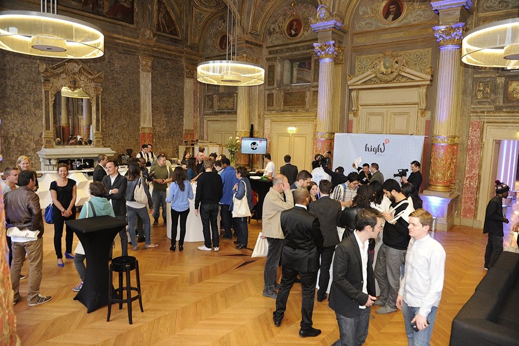 Salons aux plafonds dorés remplis d'invités lors du lancement du Samsung Galaxy S5