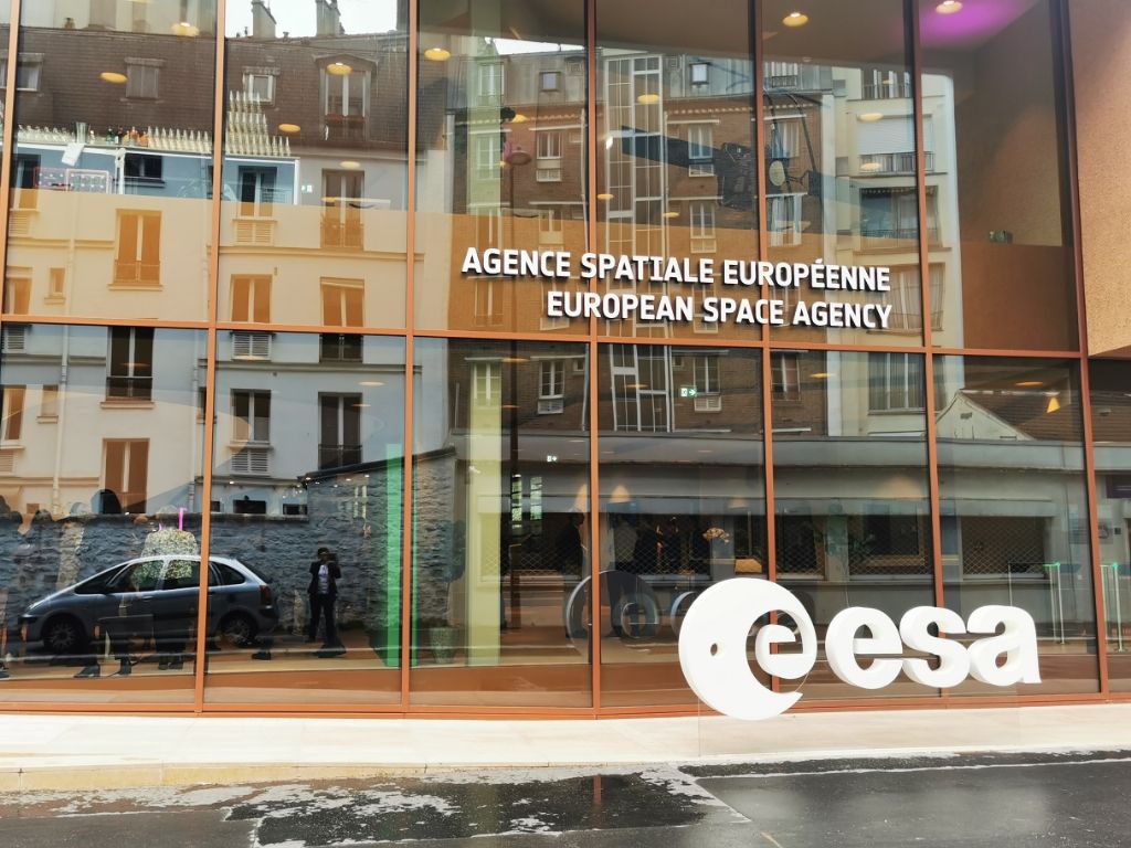Façade du siège de l'Agence spatiale européenne à Paris, enseigne et logo ESA