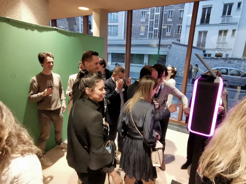 Groupe d'amis se rassemblant pour une photo devant le fond vert