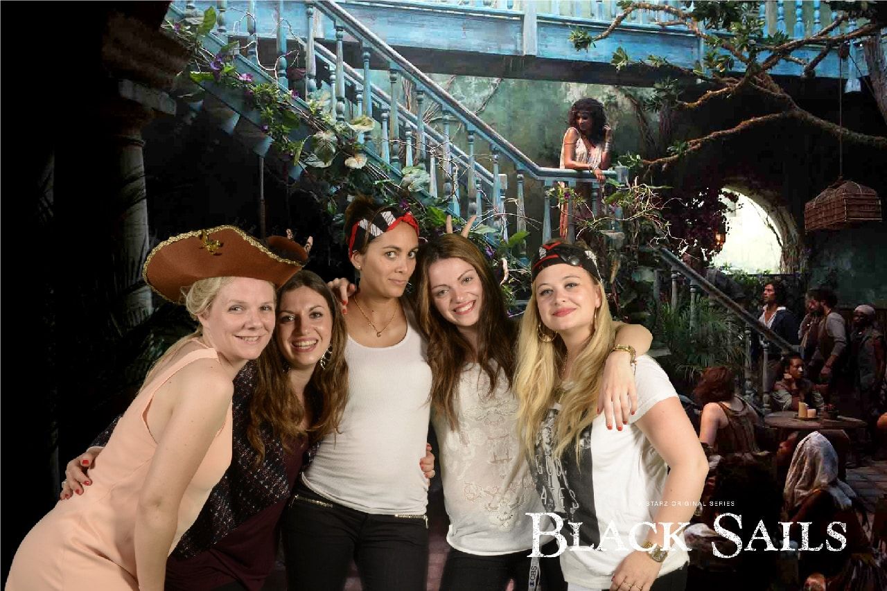 Groupe d'amies posant dans le décor pirate de Black Sails, Festival de Télévision de Monte-Carlo