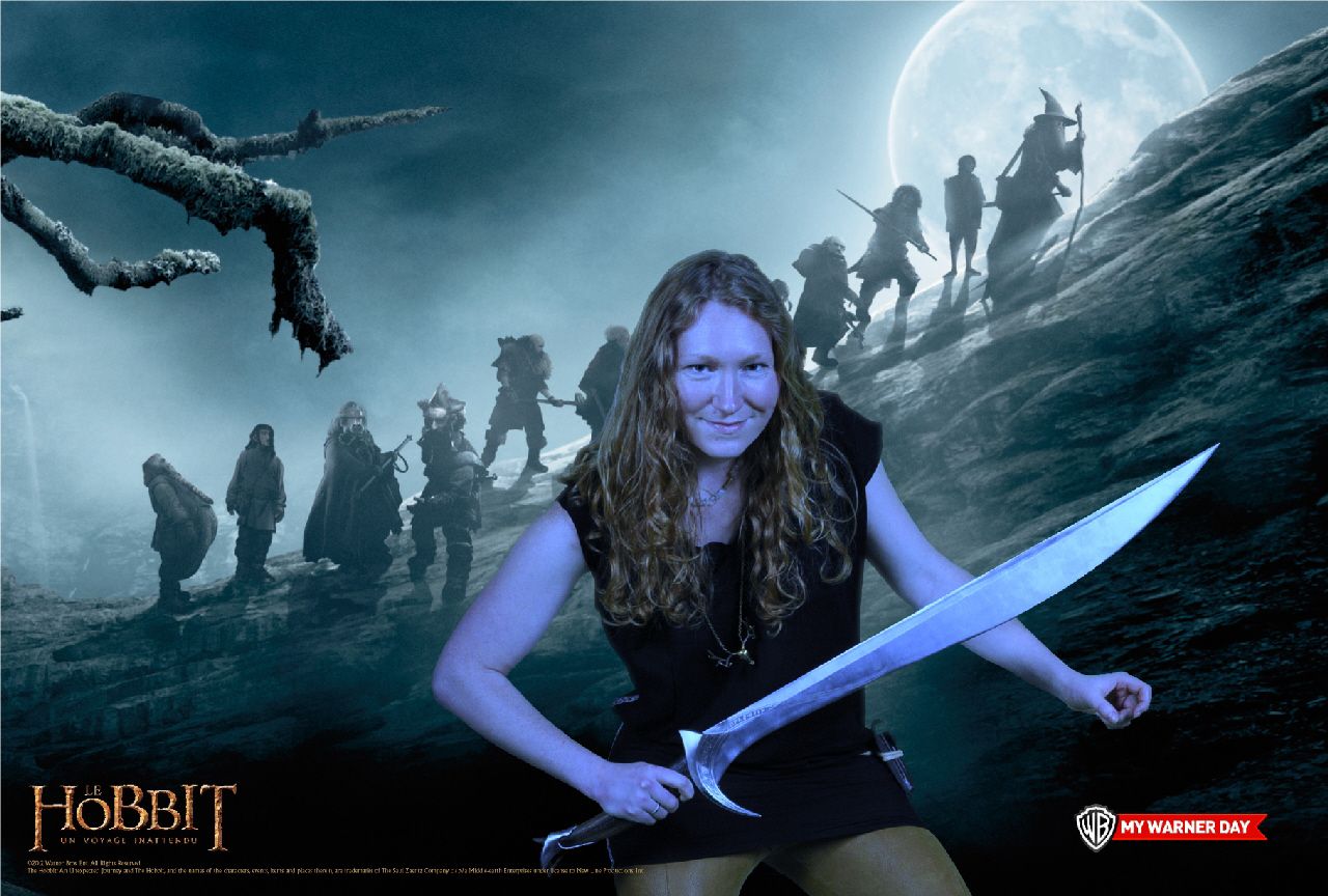 Invitée épée en main incrustée dans un paysage du Hobbit au clair de lune