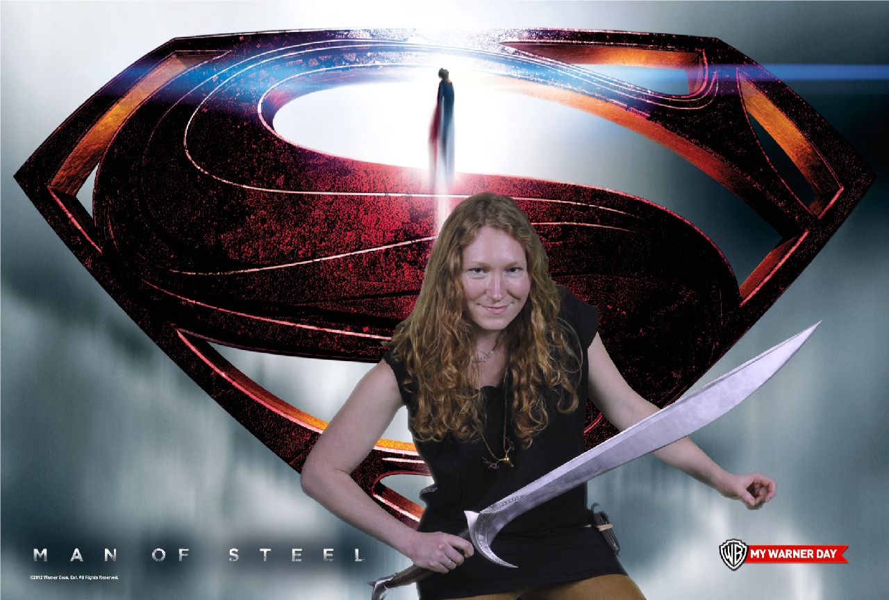 Invitée brandissant une épée devant le logo de Man of Steel, incrustation sur fond vert
