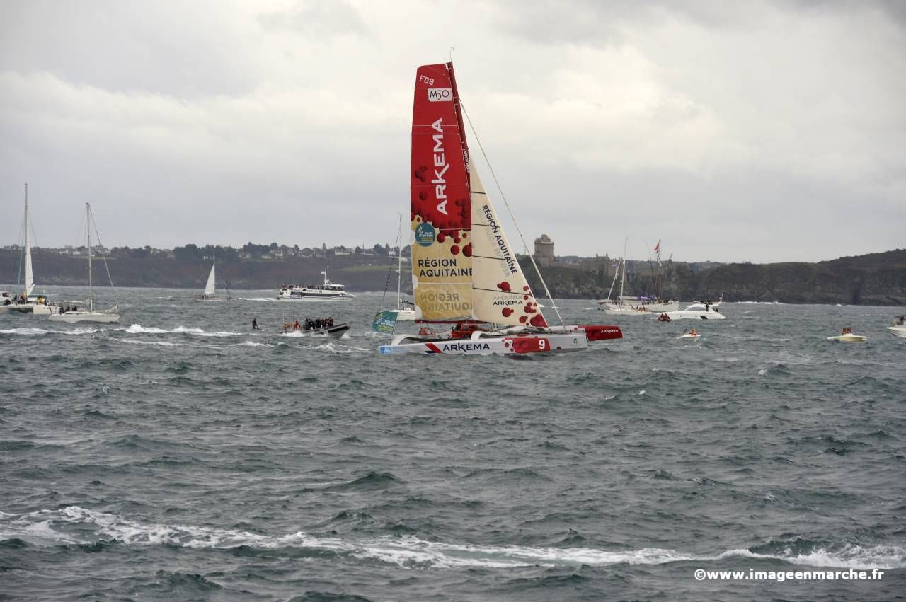 Multicoque Arkema - Région Aquitaine aux voiles rouges et blanches au large