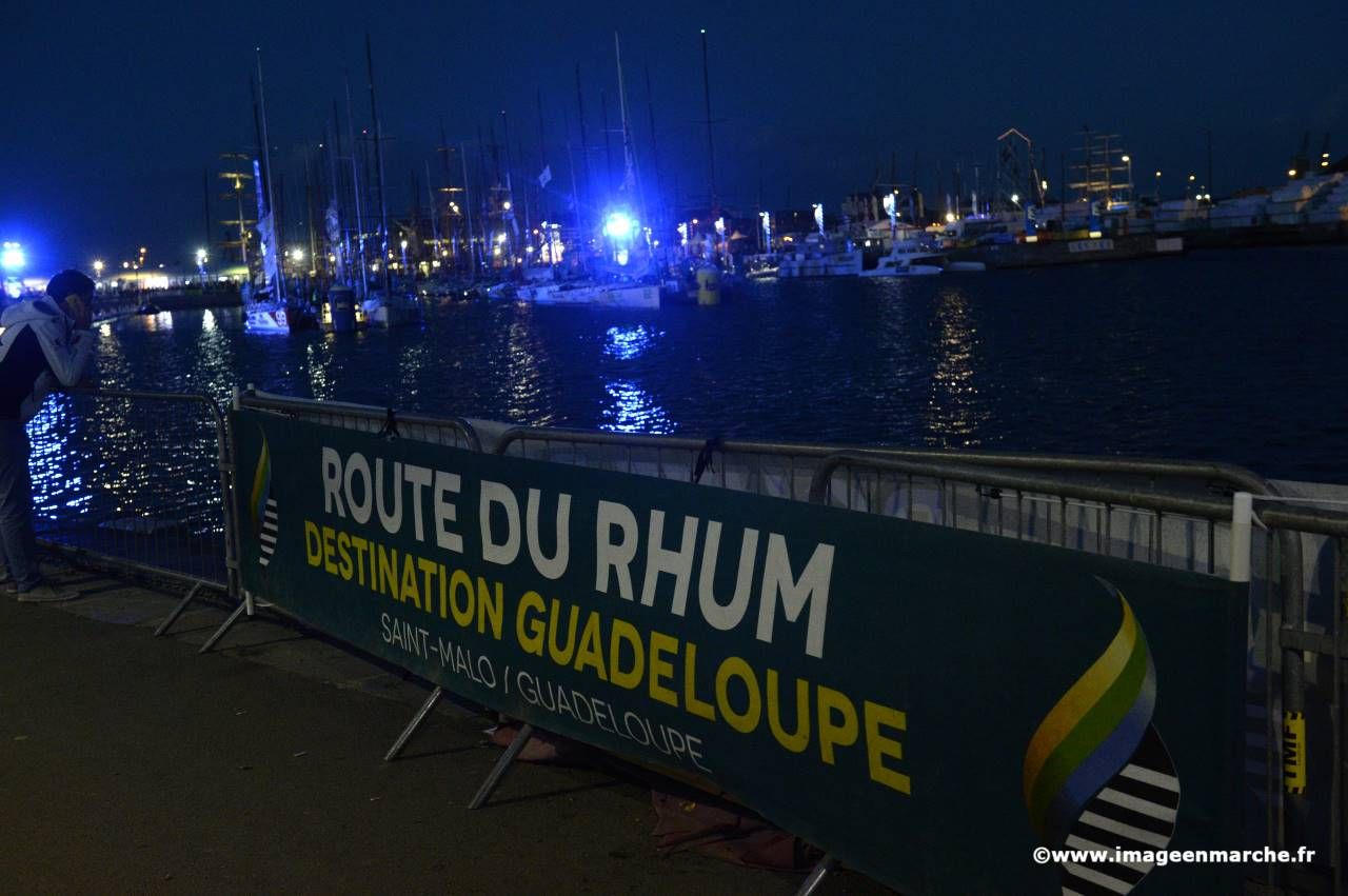 Banderole Route du Rhum - Destination Guadeloupe la nuit, reflets bleus sur le bassin