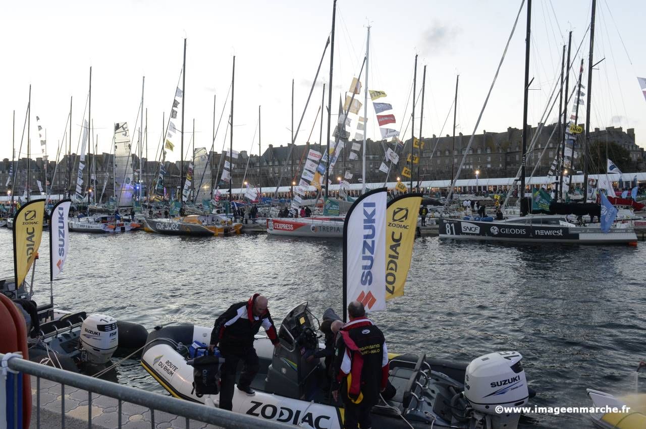 Pontons de Saint-Malo pavoisés, voiliers de la Route du Rhum et semi-rigides à quai