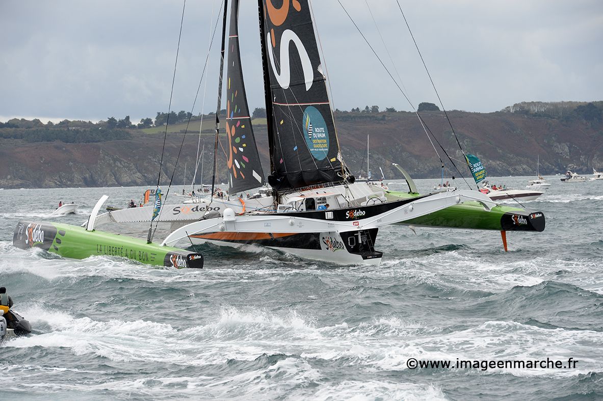 Trimaran Sodebo filant dans les vagues, coques soulevées