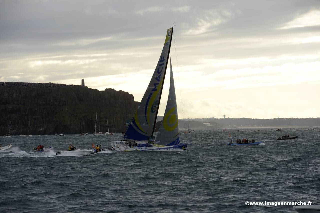 Voilier gîté devant les falaises au départ de la course