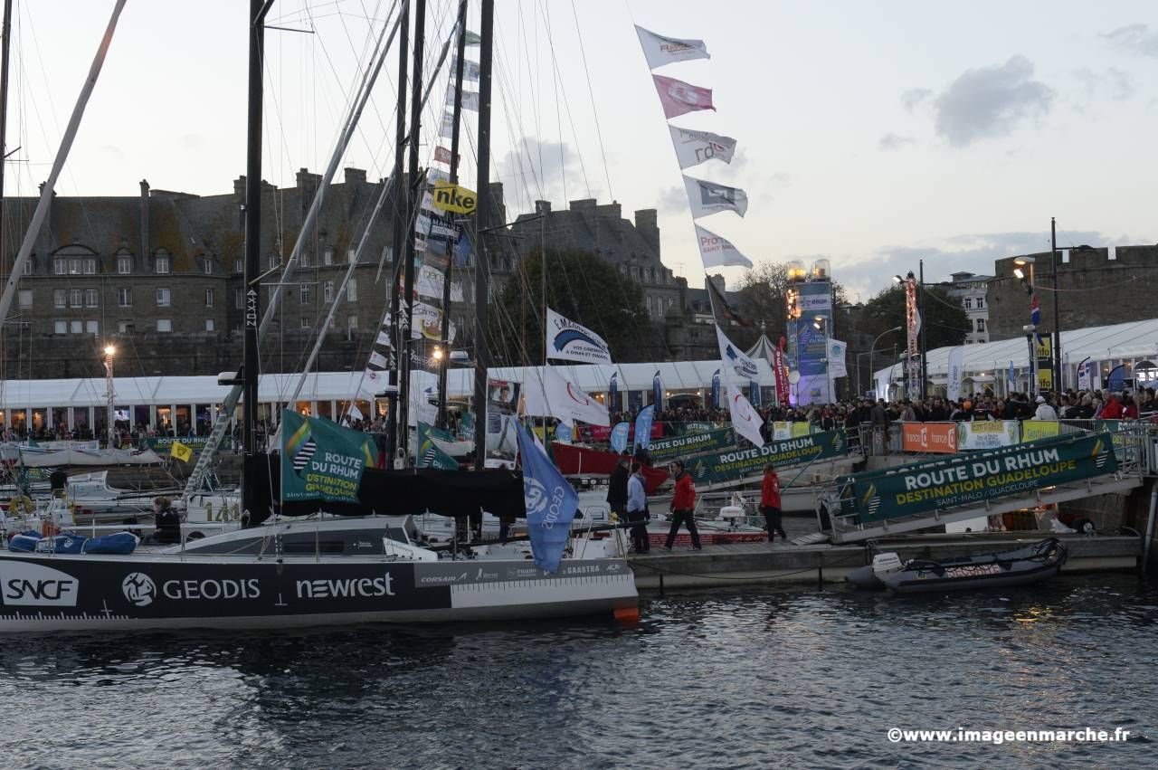 Voiliers amarrés au pied des remparts de Saint-Malo, banderoles Route du Rhum