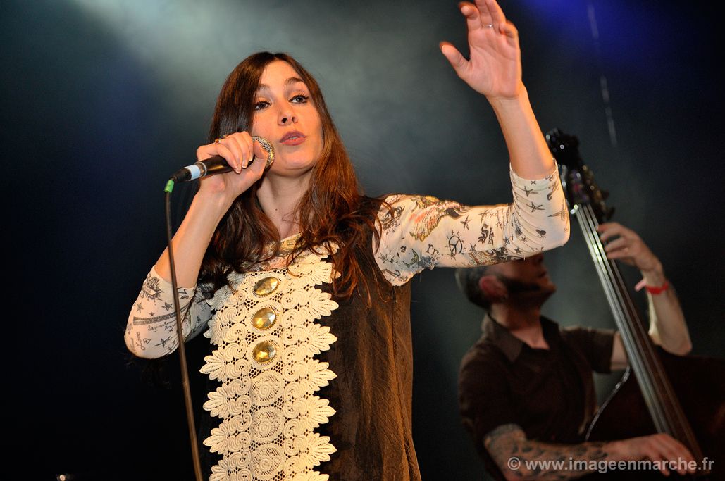 Olivia Ruiz chantant bras levé au Bataclan, contrebassiste derrière elle