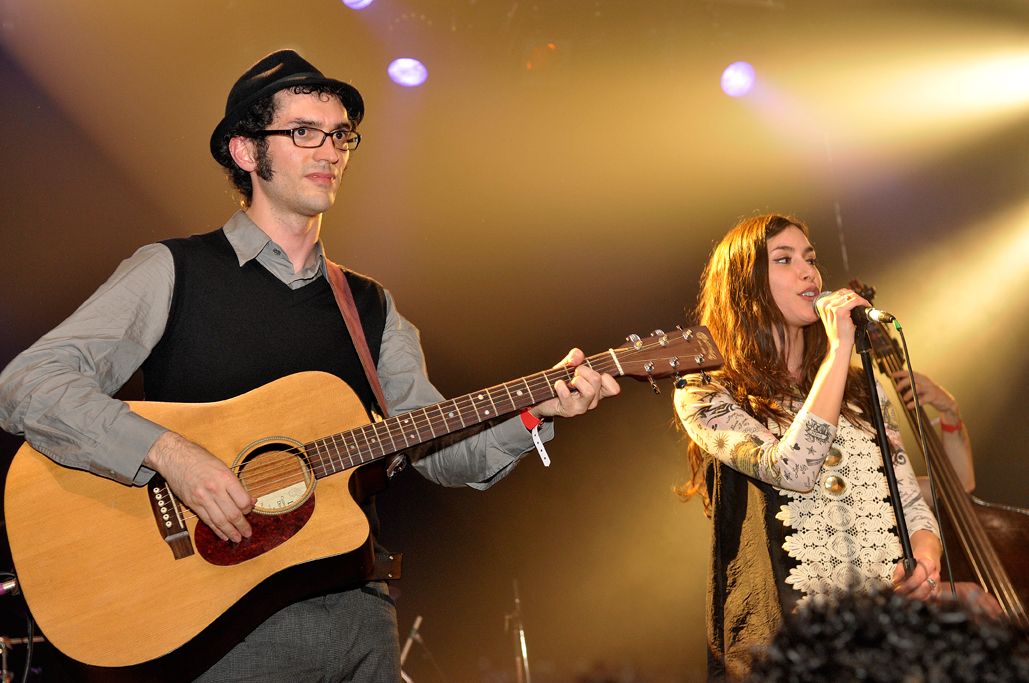 Olivia Ruiz en duo avec un guitariste au chapeau sur la scène du Bataclan