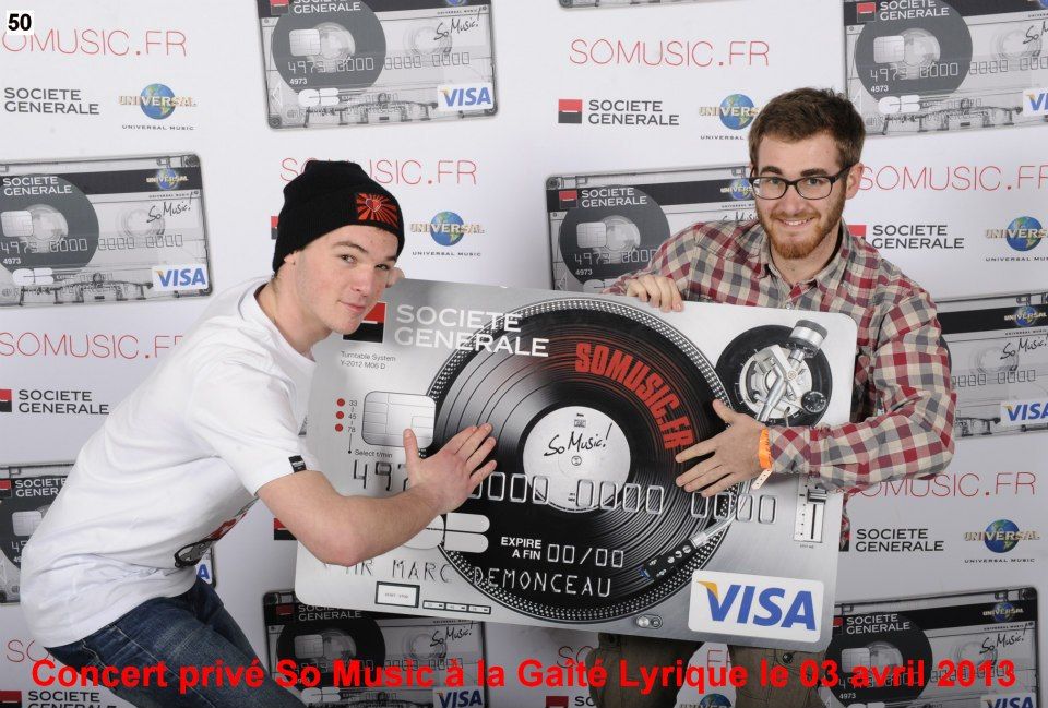 Tirage photo numéroté : deux invités avec un disque et une carte bancaire géante, concert So Music à la Gaîté Lyrique
