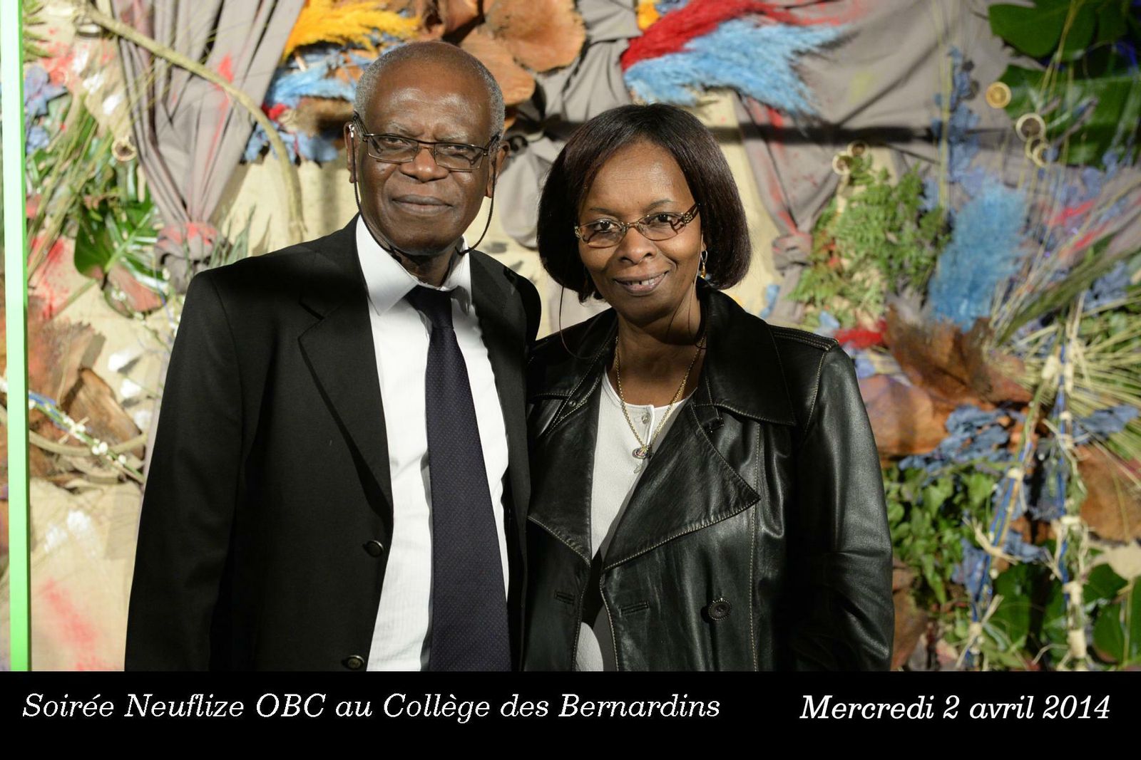 Couple posant devant un décor floral coloré, soirée Neuflize OBC au Collège des Bernardins